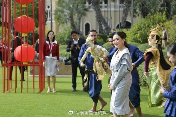 在扮演着不